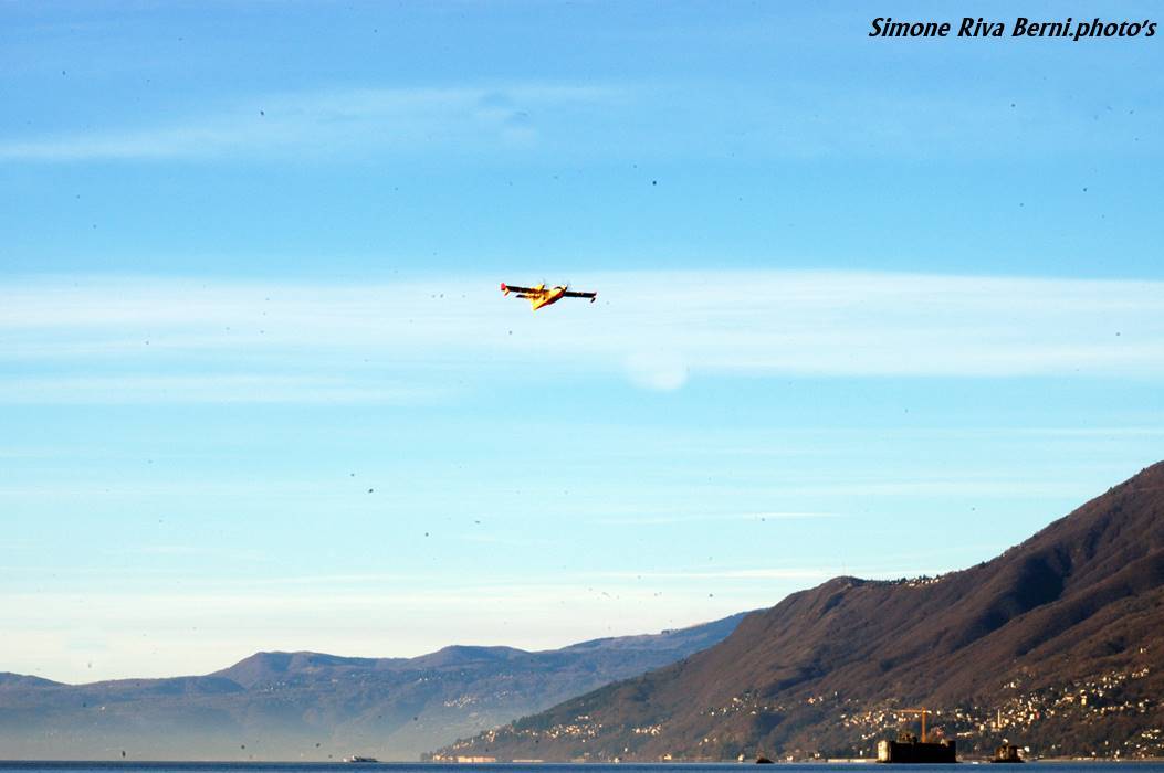 Canadair al lavoro per la Val Vigezzo