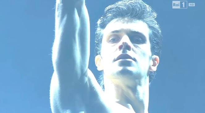 Roberto Bolle apre la finale del Festival di Sanremo