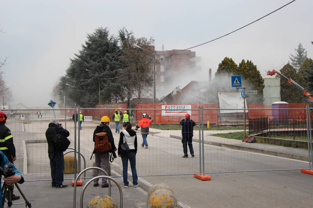 Demolizione a Saronno, l'implosione