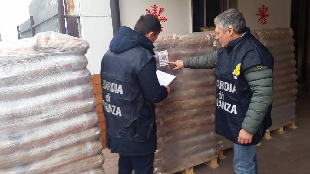 La Guardia di Finanza sequestra oltre 87 tonnellate di pellet e 4 mila litri di gasolio