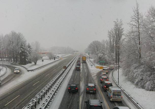 La neve imbianca il Varesotto