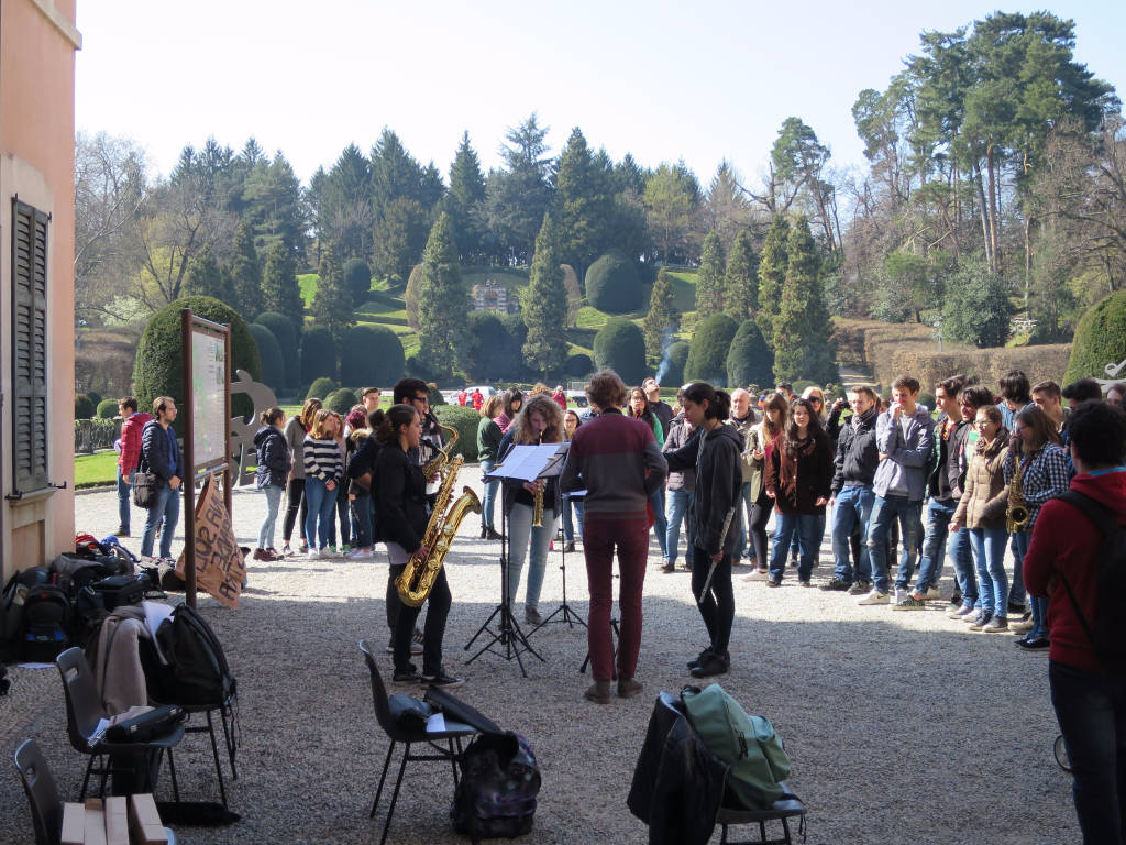 Lezione musicale per difendere i docenti 