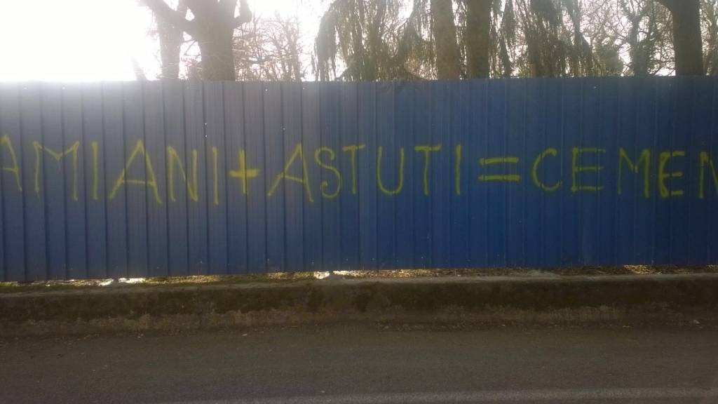 Scritte contro il sindaco Astuti