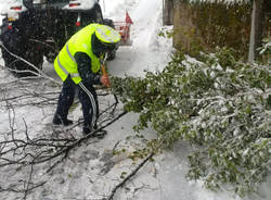 Vigili urbani al lavoro durante la nevicata del 5 marzo