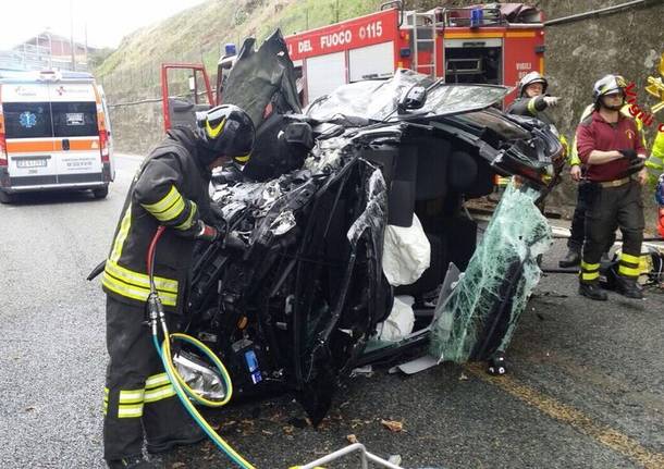 Auto ribaltata sulla supestrada, morto un uomo