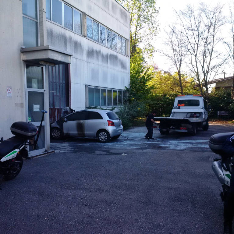 Brucia l'auto della ex compagna