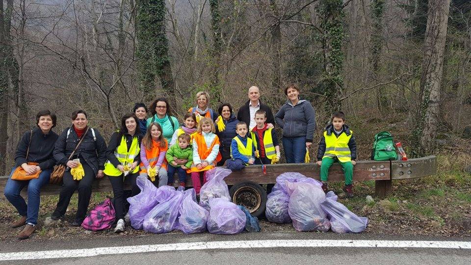 La raccolta dei rifiuti lungo la via del sacro Monte