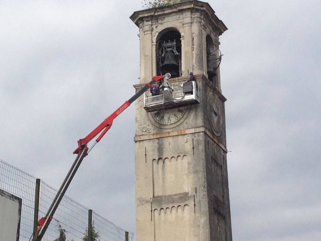 Lavori in corso sul campanile di Angera