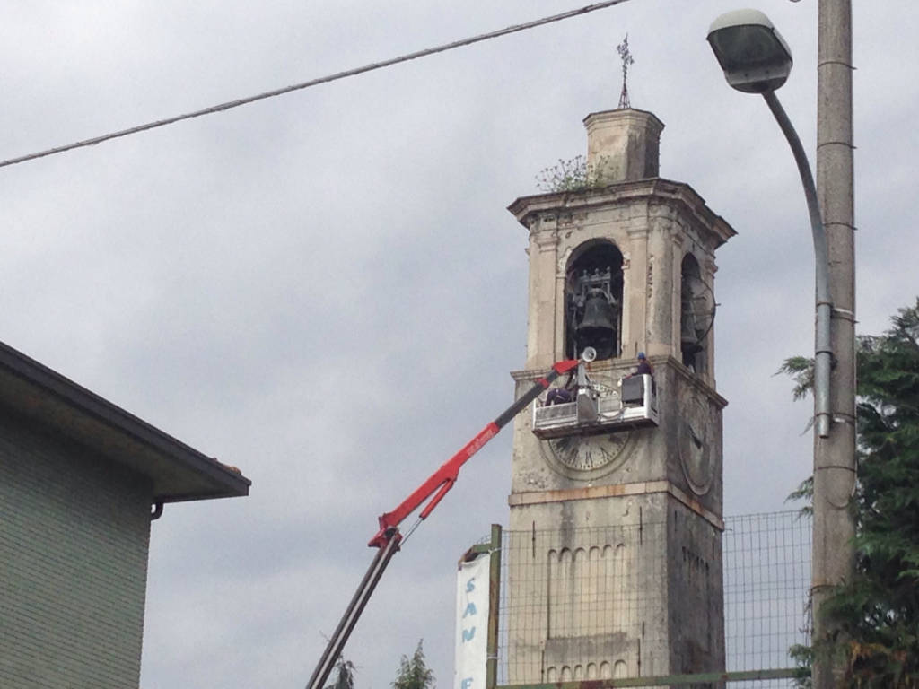 Lavori in corso sul campanile di Angera