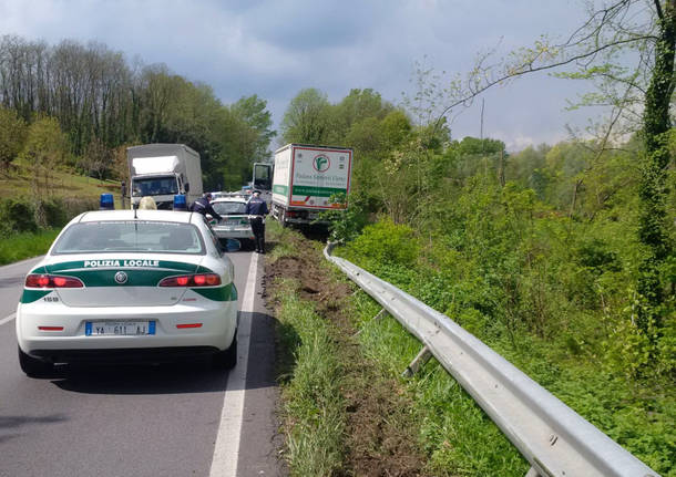 Tir fuori strada, traffico sulla sp36