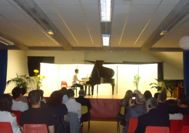 Varese. Successo del giovane pianista Cristofer Gjoni in Concerto alla Vidoletti per il restauro del pianoforte a coda.