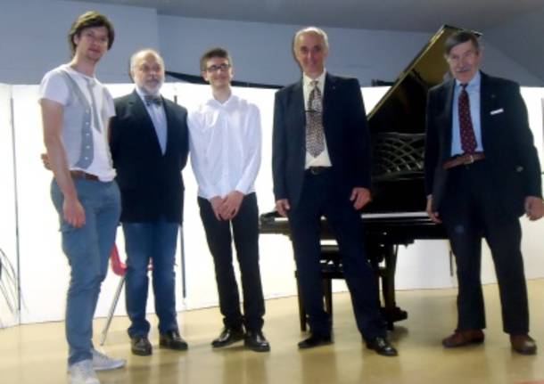 Varese. Successo del giovane pianista Cristofer Gjoni in Concerto alla Vidoletti per il restauro del pianoforte a coda.