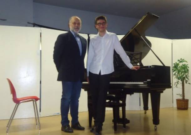 Varese. Successo del giovane pianista Cristofer Gjoni in Concerto alla Vidoletti per il restauro del pianoforte a coda.