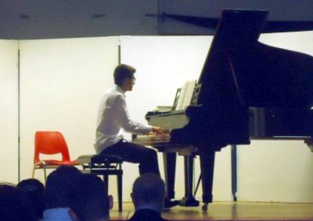 Varese. Successo del giovane pianista Cristofer Gjoni in Concerto alla Vidoletti per il restauro del pianoforte a coda.