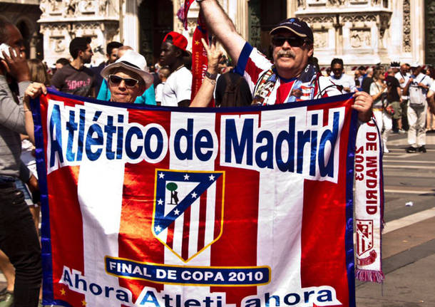 Tifosi delle due Madrid in piazza Duomo