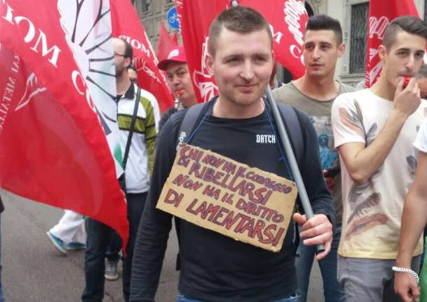 Lavoratori in piazza a Milano