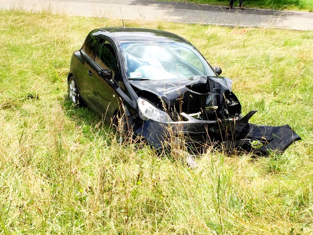 Contro il palo e fuoristrada, incidente alla Schiranna