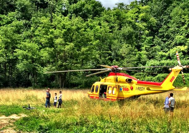 Contro il palo e fuoristrada, incidente alla Schiranna