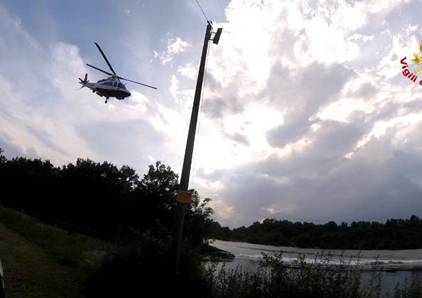 Intrappolati nel Ticino, salvati dall’elicottero