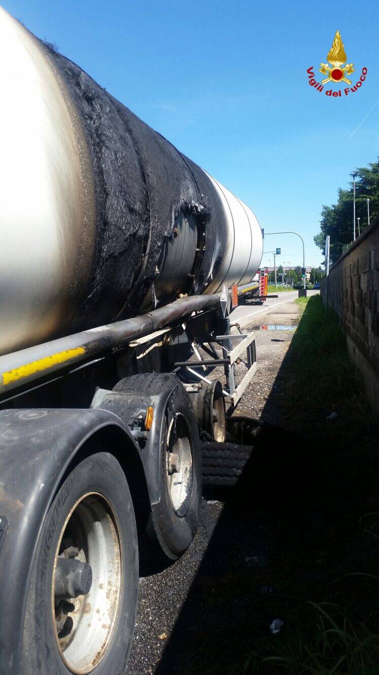 Cisterna in fiamme a Busto Arsizio