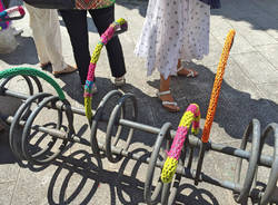 Piazza Beccaria "vestita" dallo Yarn Bombing