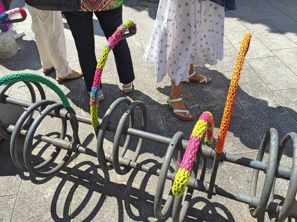 Piazza Beccaria "vestita" dallo Yarn Bombing