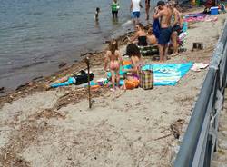 Spiagge sporche a Cerro di Laveno Mombello 