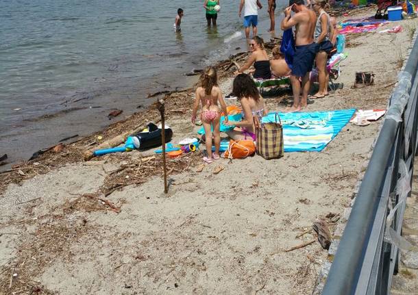 Spiagge sporche a Cerro di Laveno Mombello 