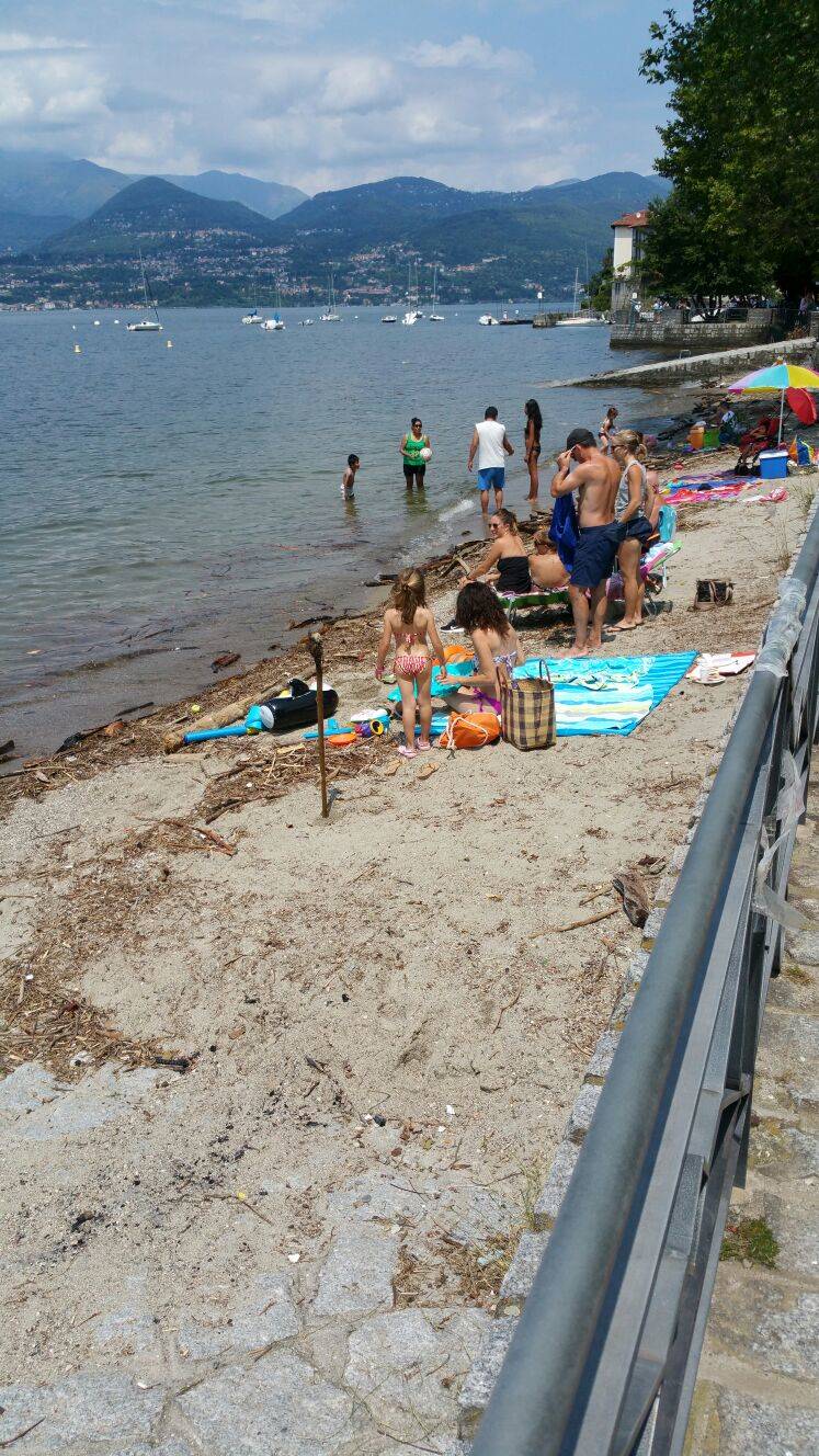 Spiagge sporche a Cerro di Laveno Mombello 