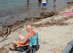 Spiagge sporche a Cerro di Laveno Mombello 