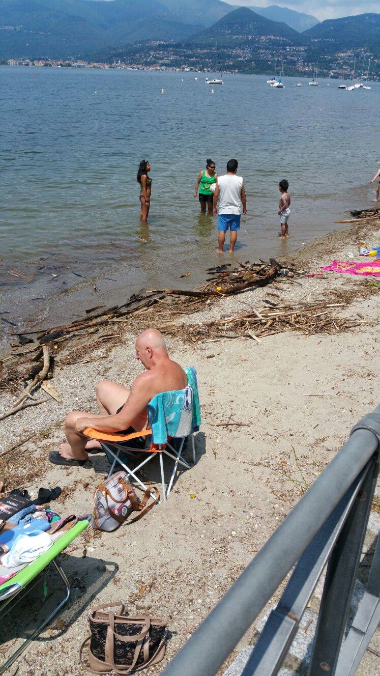 Spiagge sporche a Cerro di Laveno Mombello 