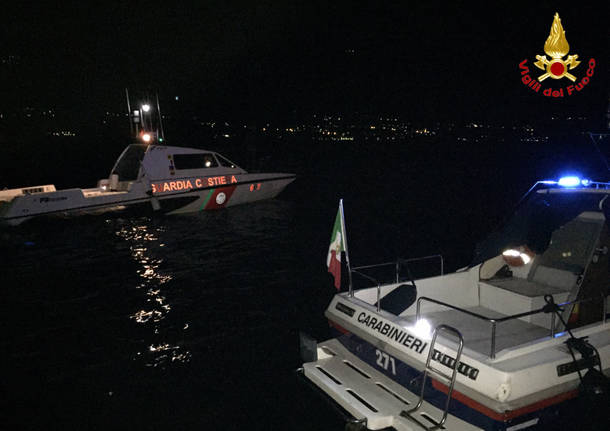 Alla deriva in mezzo al lago di notte, salvato dai Vigili del Fuoco