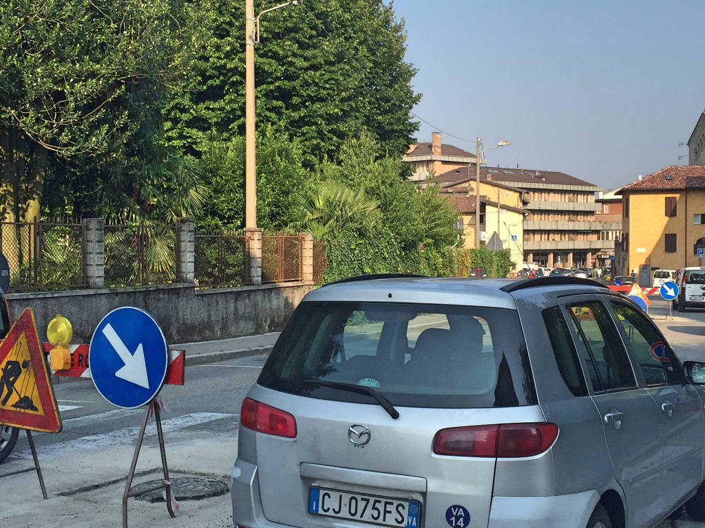 Un cantiere stradale tra l'Ospedale del Ponte e Villa Augusta ...