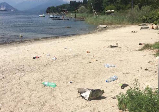 Sporcizia sulla spiaggia di Ceresolo dopo i fuochi d’artificio