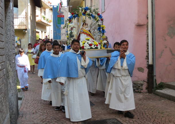 Ecuadoriani invadono Bedero Valcuvia per festeggiare la loro Madonna