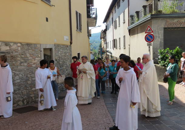 Ecuadoriani invadono Bedero Valcuvia per festeggiare la loro Madonna