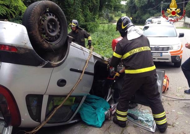 Ribaltamento auto a Somma Lombardo