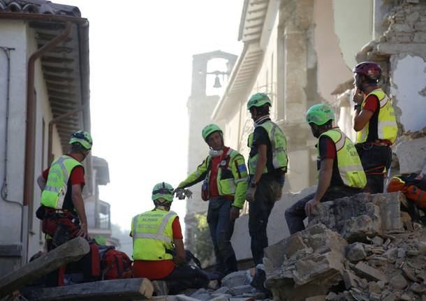 Il lavoro del soccorso alpino tra le macerie