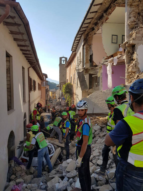 Il lavoro del soccorso alpino tra le macerie