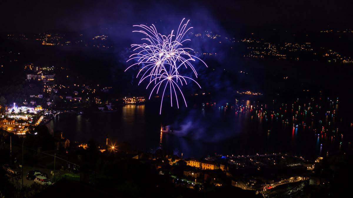 La baia illuminata dai fuochi d'artificio