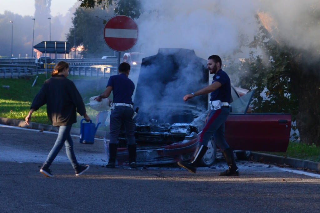 Auto in fiamme all'autogrill