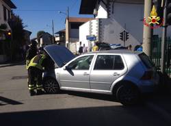 Auto ribaltata a Lonate Pozzolo