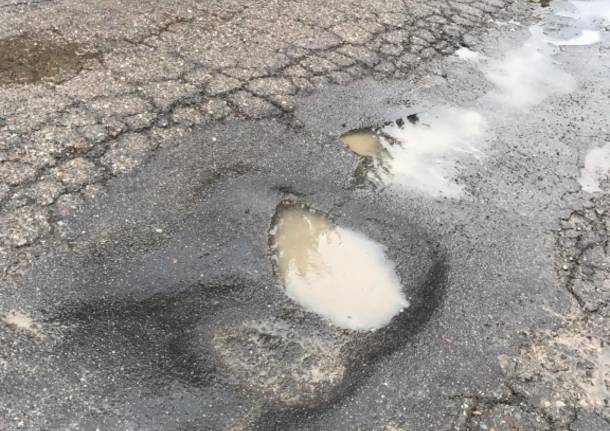 Strade gruviera alla stazione