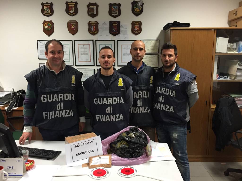 Mezzo chilo di marijuana sequestrato dalla finanza