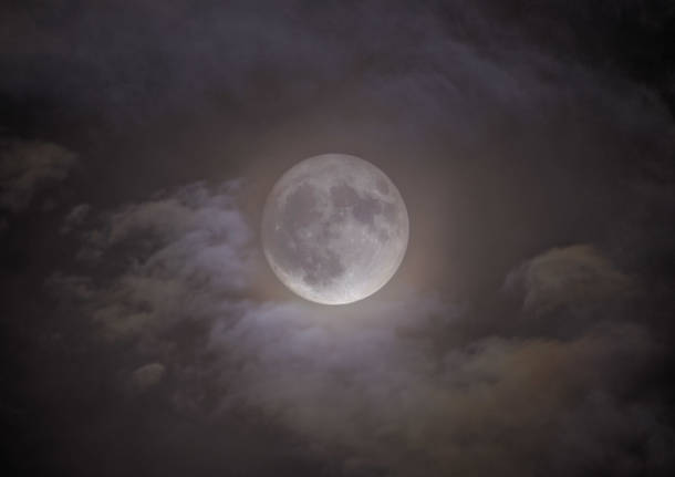 La SuperLuna tra le nubi