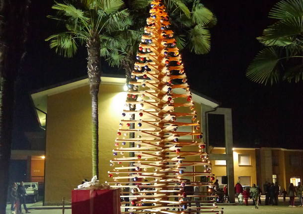 L’albero si accende a Biandronno