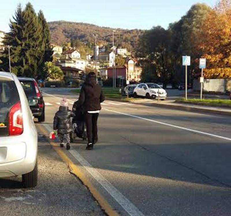 Sosta selvaggia, la denuncia di una madre