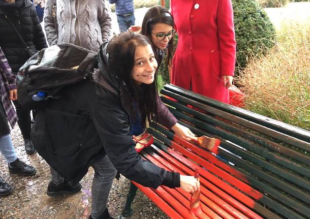 Panchina degli Estensi dipinta di rosso contro la violenza sulle donne