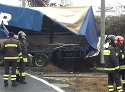 Camion colpito da un treno a Ternate