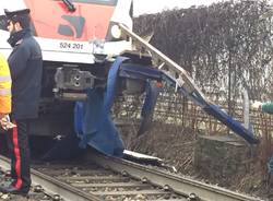 Camion colpito da un treno a Ternate